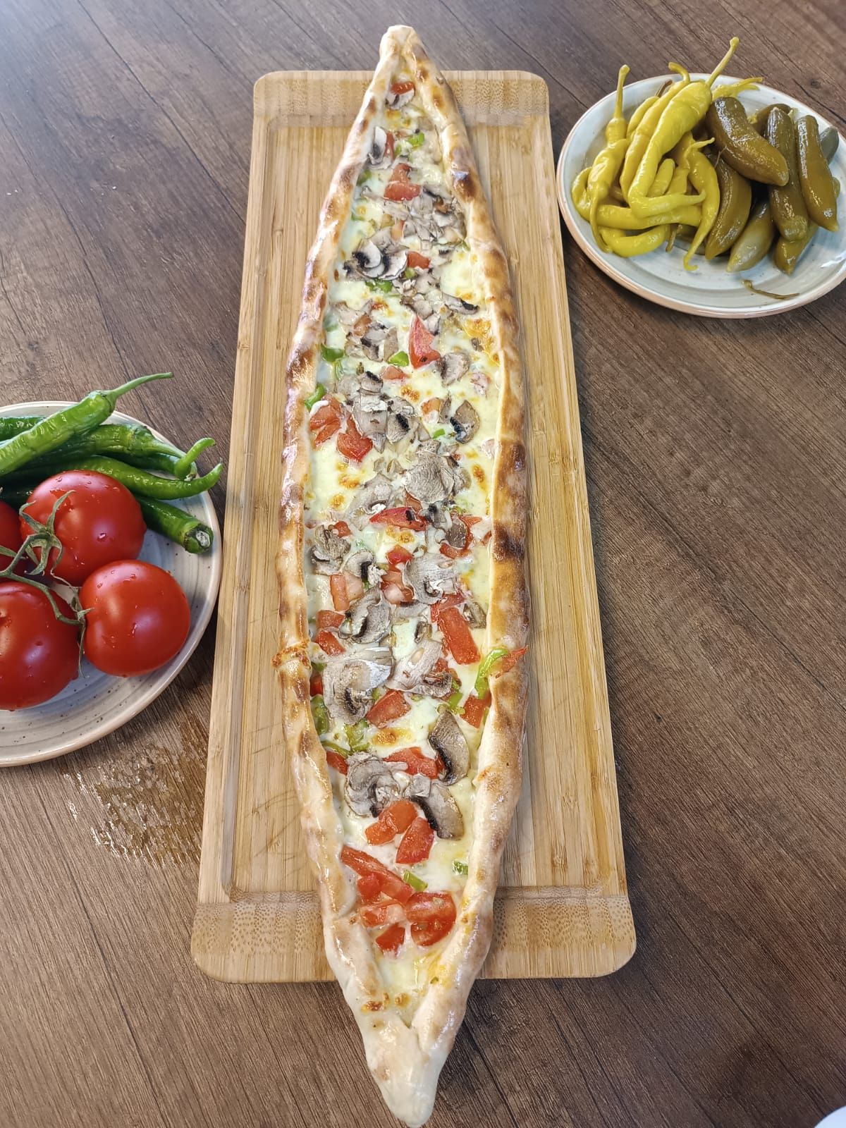 Domatesli Biberli Mantarlı Kaşarlı Pide