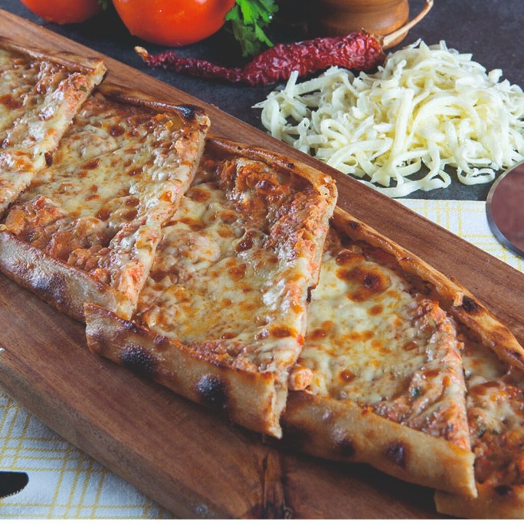 Kıymalı Kaşarlı Pide