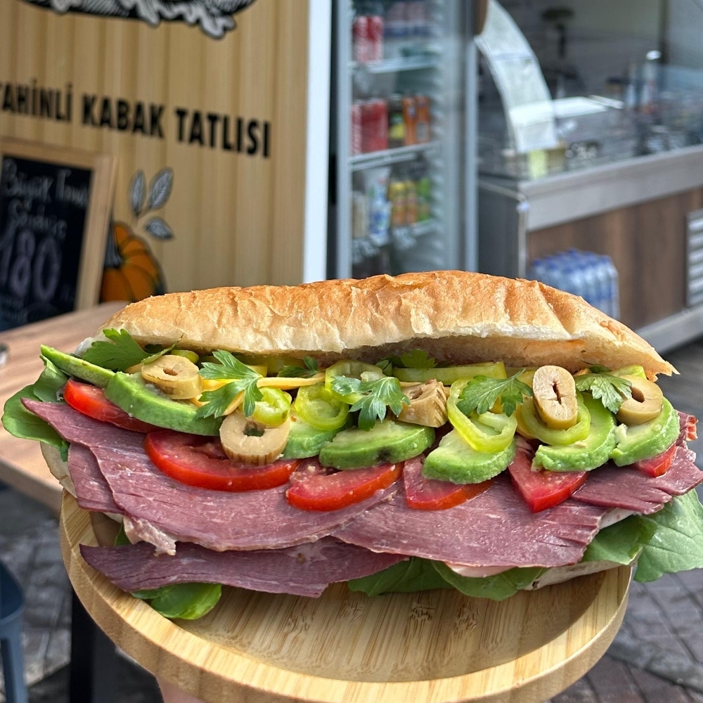 Avokadolu Füme Sandviç