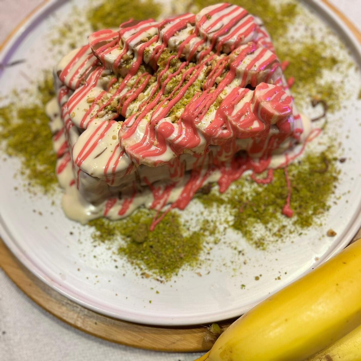 Frambuaz Ve Beyaz Çikolatalı Muzlu Waffle (Büyük)