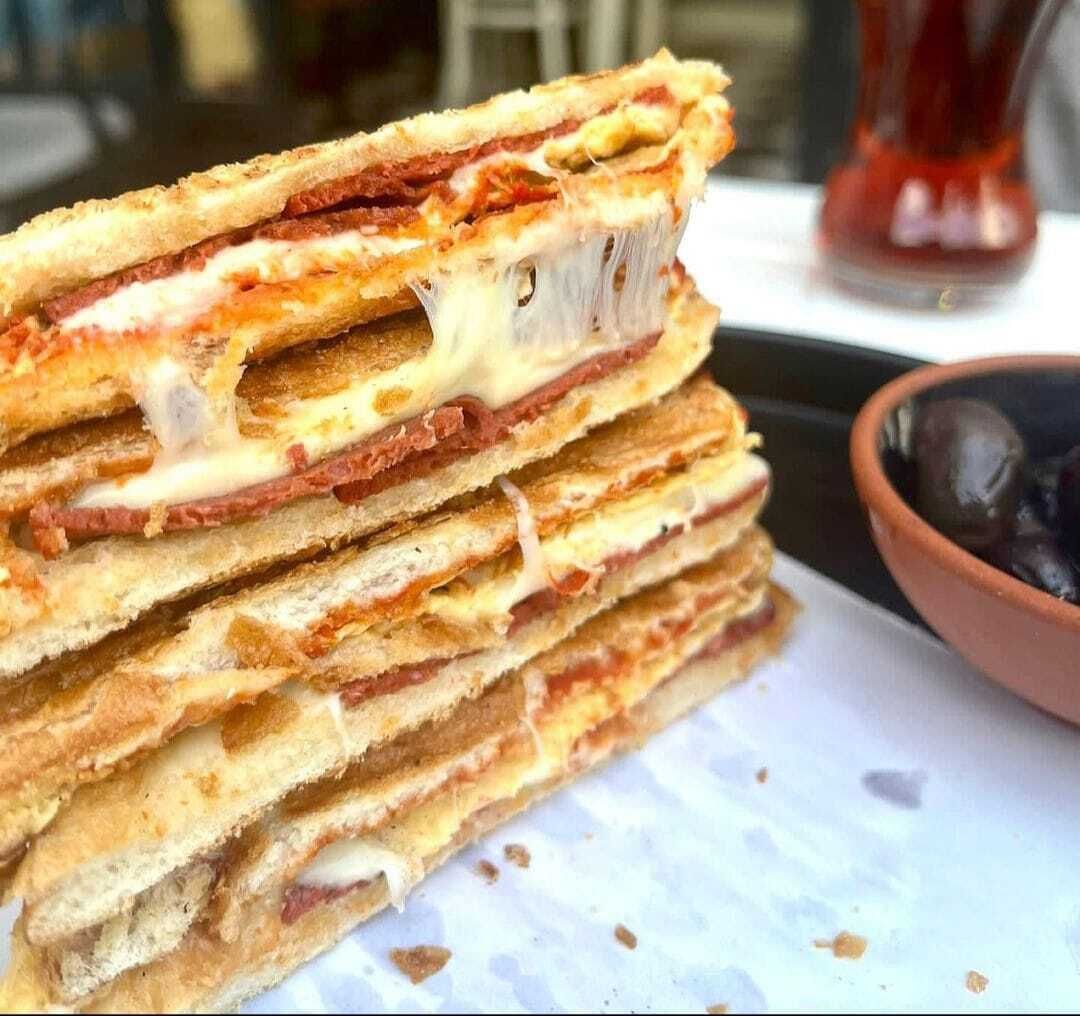 Yarım Ekmek Pastırmalı Kaşarlı Sucuklu Yumurtalı Tost