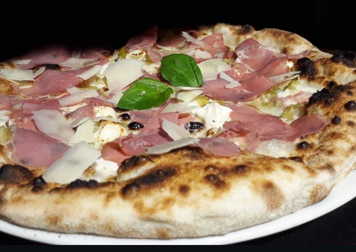 Pizza Formagio Capra Con Manzo Affumicata