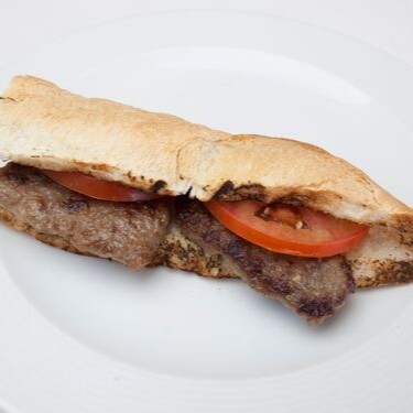 Çeyrek Ekmek Arası Köfte Soğanlı