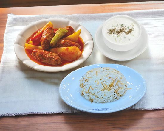 İzmir Köfte & Pirinç Pilavı & Cacık