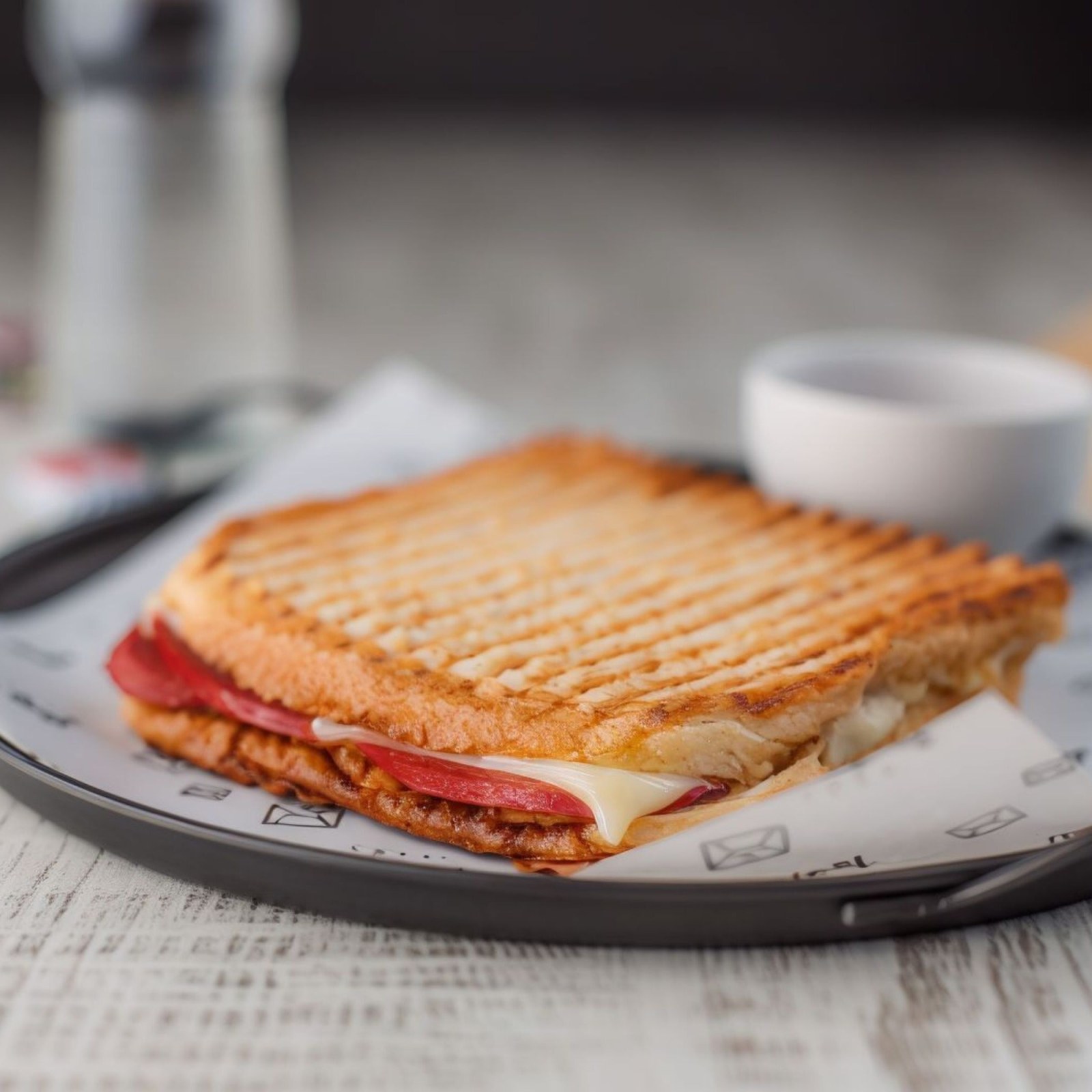 Sucuklu Kavurmalı Kaşarlı Karışık Tost Menü