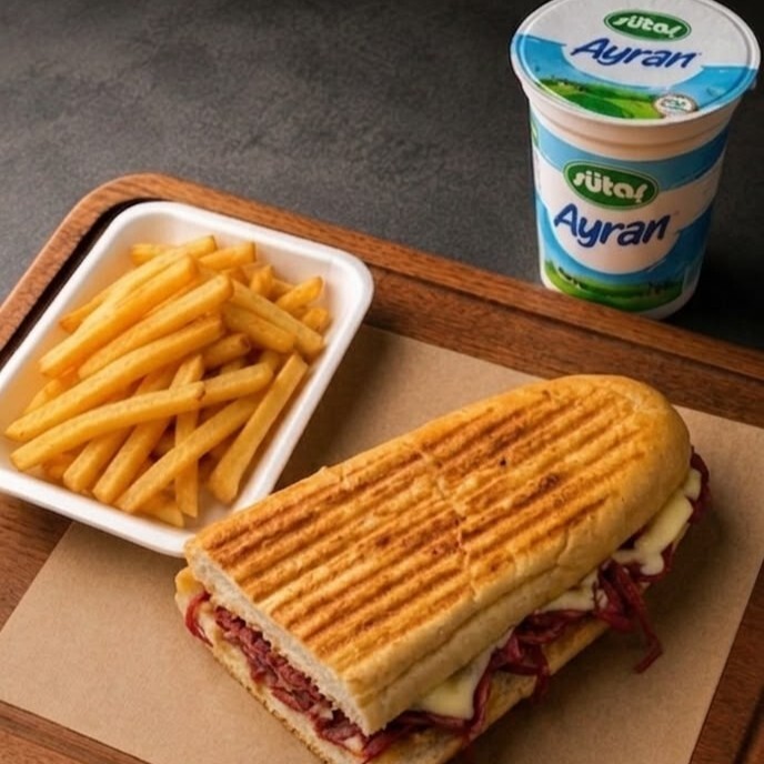Yarım Ekmek Arası Sosisli Kaşarlı Patso Menü