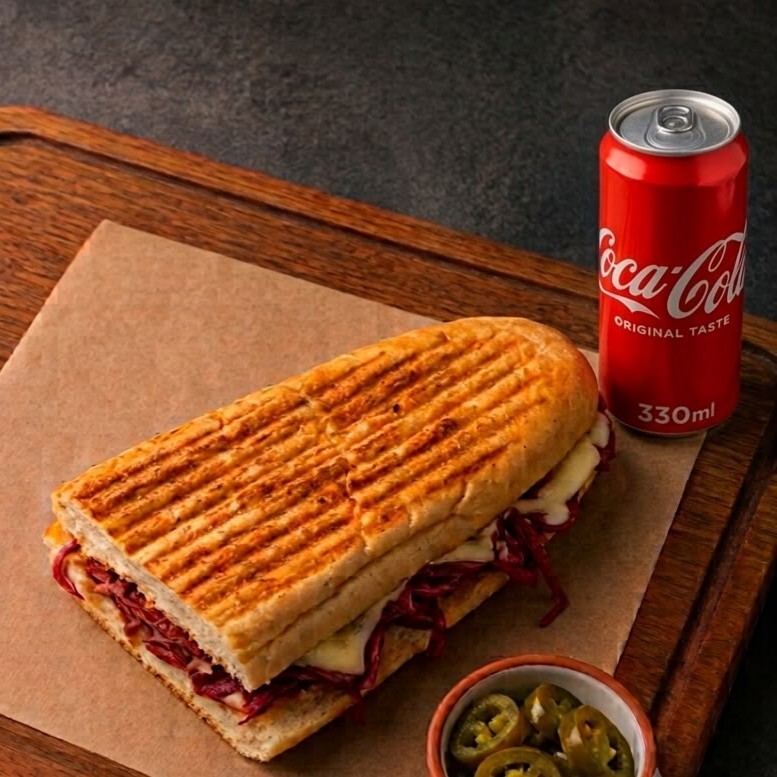 Yarım Ekmek Arası Sosisli Kaşarlı Patso + Coca-Cola (33 cl.)