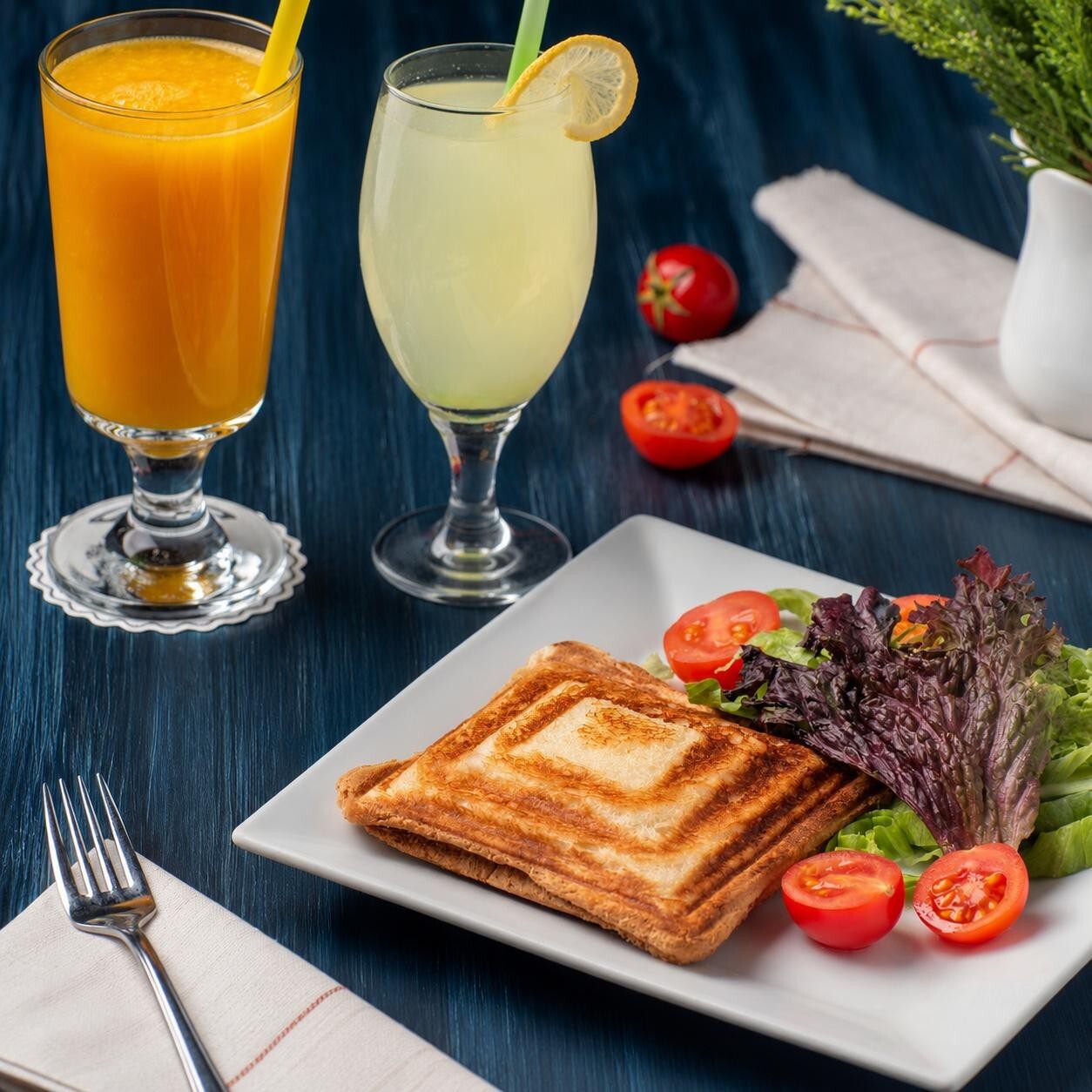1 adet Karışık Tost, Tercihinize Göre 1 Şişe( Limonata veya portakal suyu ) (33 Cl)
