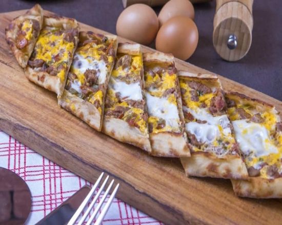 Kuşbaşılı Yumurtalı Pide