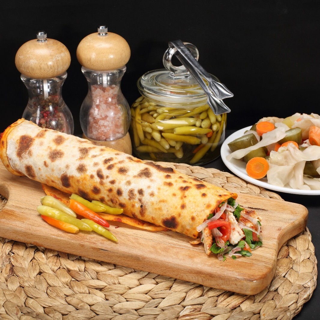 Hatay Usulü Soslu Şavurma Zerzevat Salatalı Tavuk Döner Dürüm 100 Gram