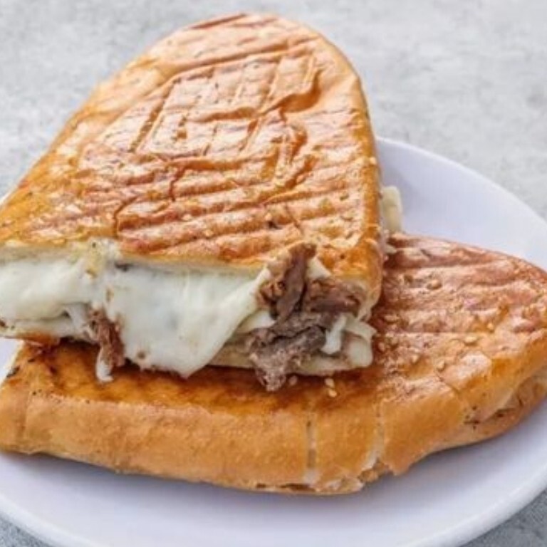 Yarım Ekmek Kavurmalı Kaşarlı Yumurtalı Tost