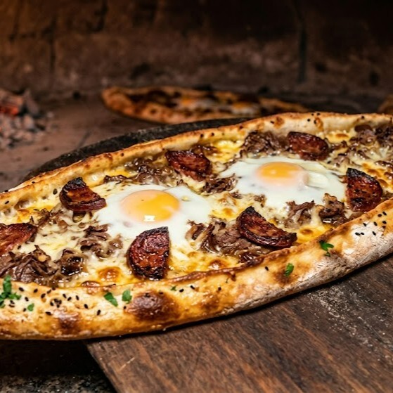 Kavurma Kaşar Sucuk Yumurtalı Karışık Pide