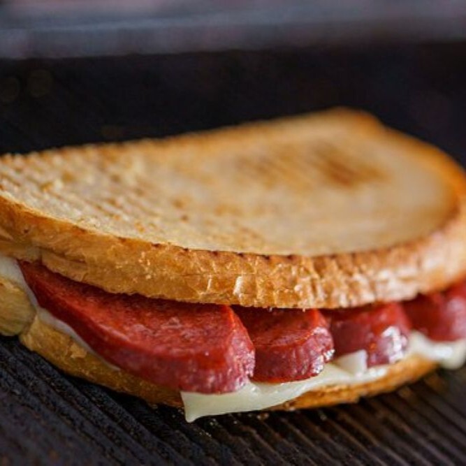 Tava Ekmeğinde Bol Sucuklu Tost