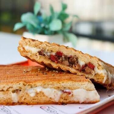 Kavurmalı Kaşarlı Tost
