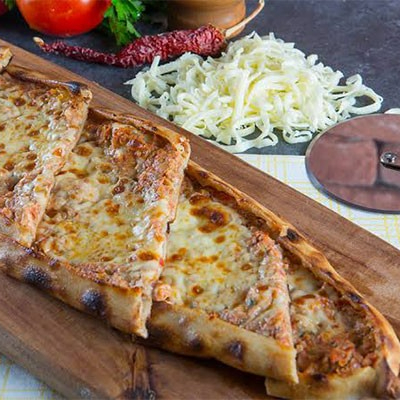 Kıymalı Kaşarlı Pide