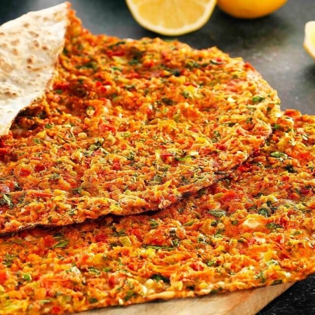 Sarımsaklı Lahmacun