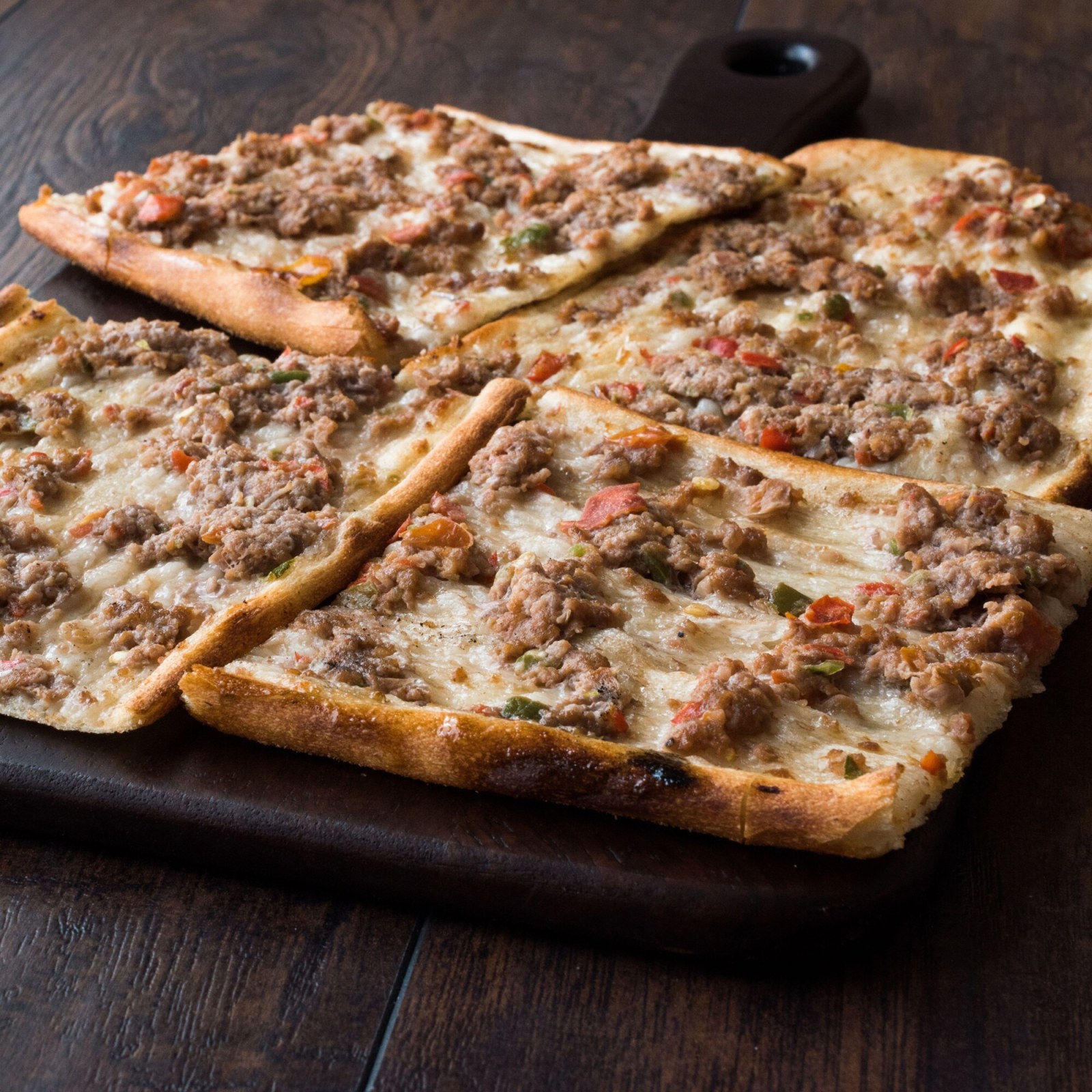 Kuşbaşılı Kaşarlı Etliekmek
