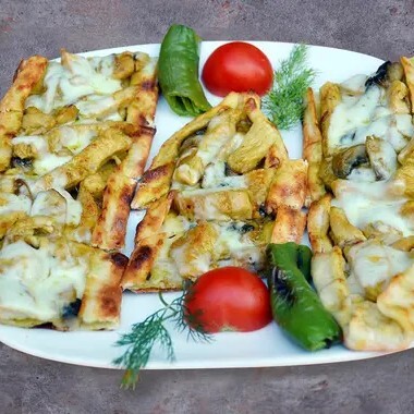 Köri Soslu Tavuklu & Kaşarlı Pide