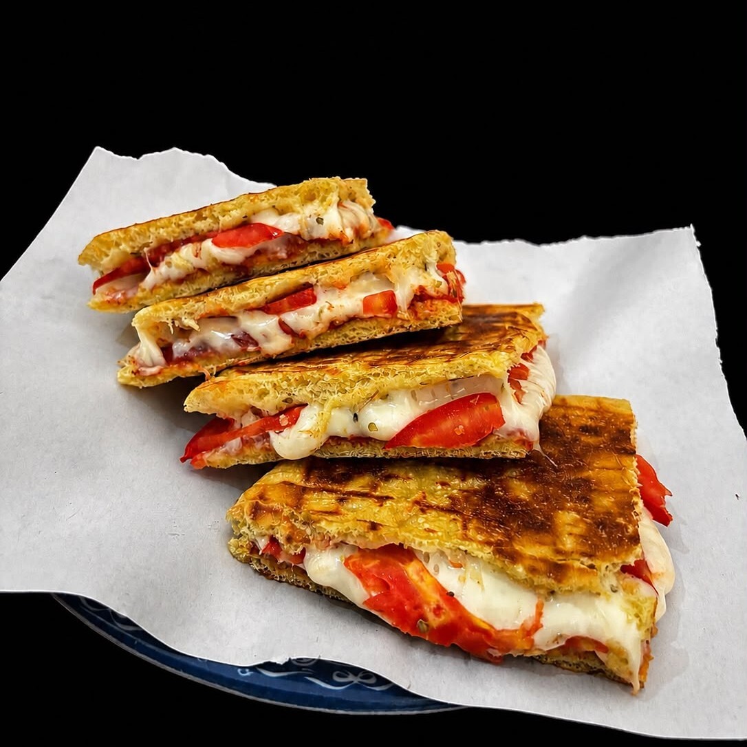 Kaşarlı Domatesli Bazlama Tost
