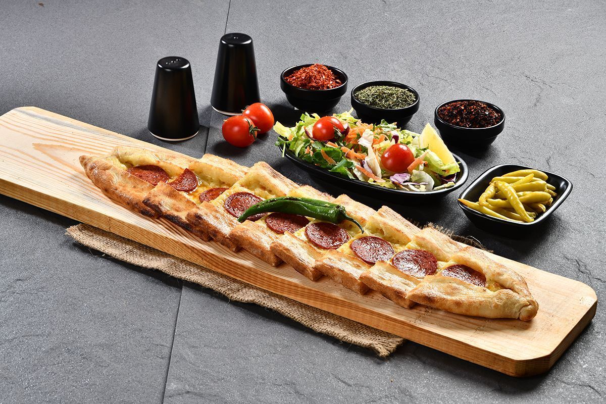 Kaşarlı Sucuklu Pide