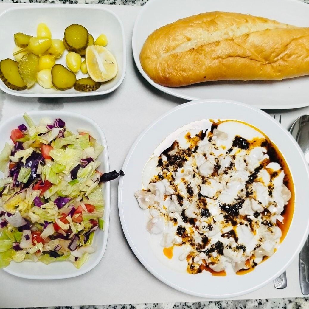 Yoğurtlu Mantı+Salata+Turşu+Ekmek