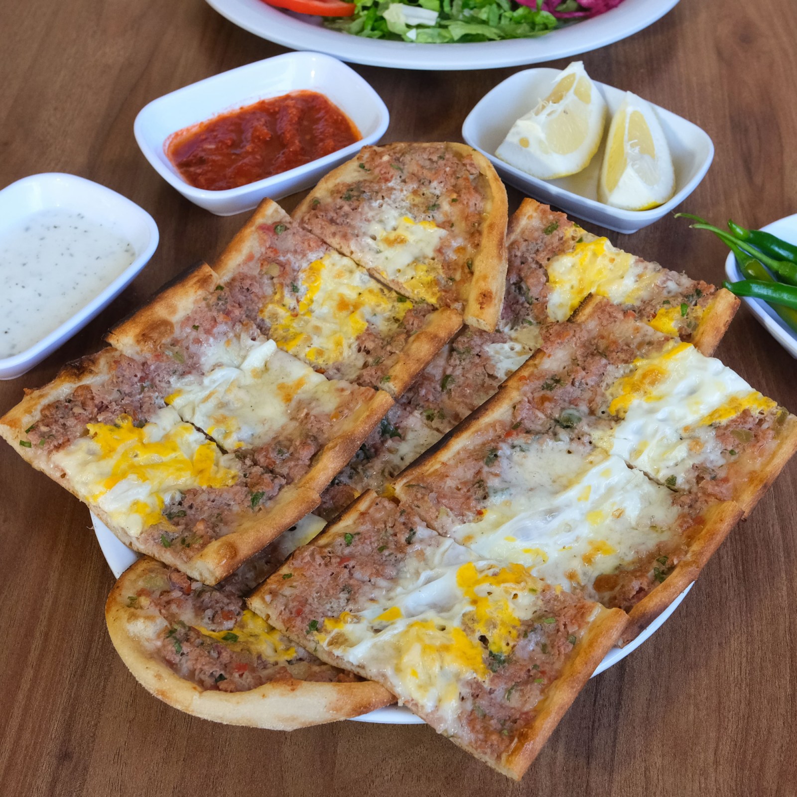 Kıymalı Kaşarlı Yumurtalı Pide