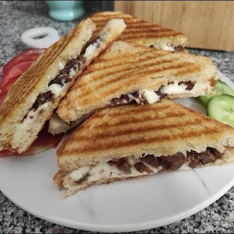 Yarım Ekmek Kavurmalı Tost