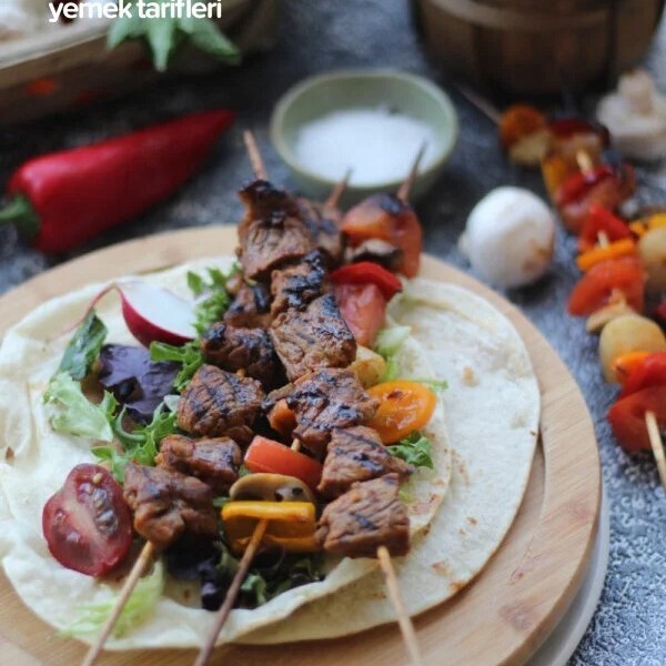 Bütün Ekmek Arası Kuzu Şiş (2 Tek Şiş)