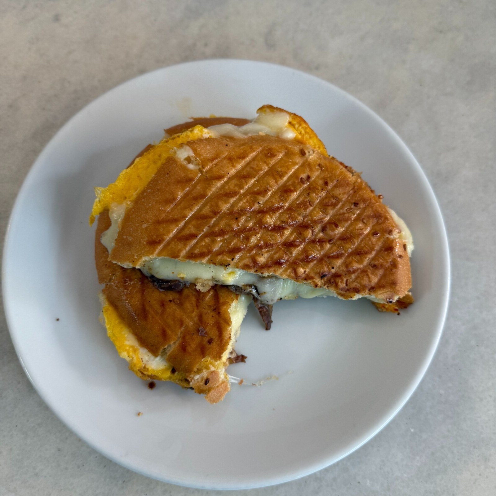Kavurmalı Kaşarlı Yumurtalı Tost