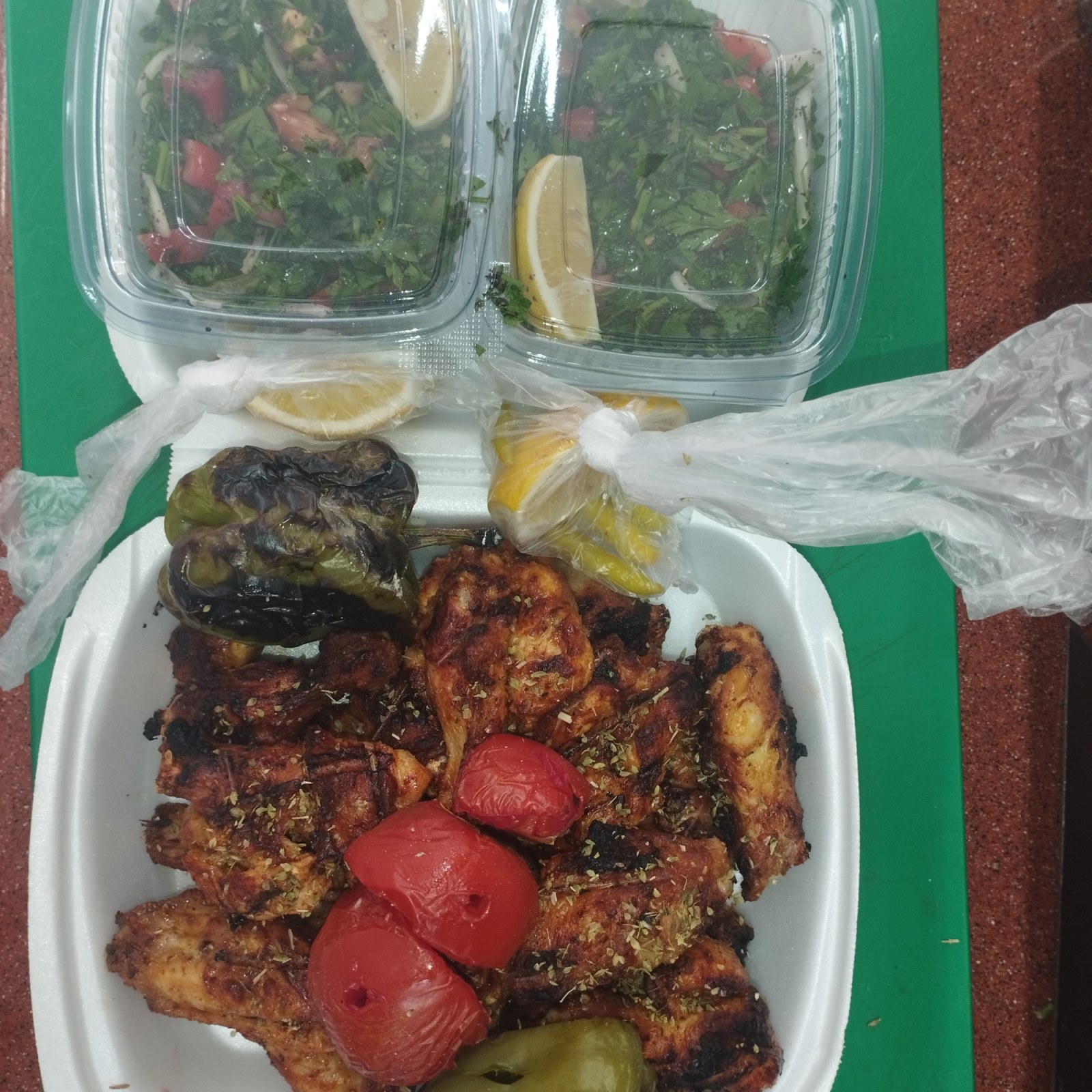 (1 kg) Tavuk Pirzola + (2.5 lt) Cola + Duble Salata + (2 Adet) Pide Ekmek