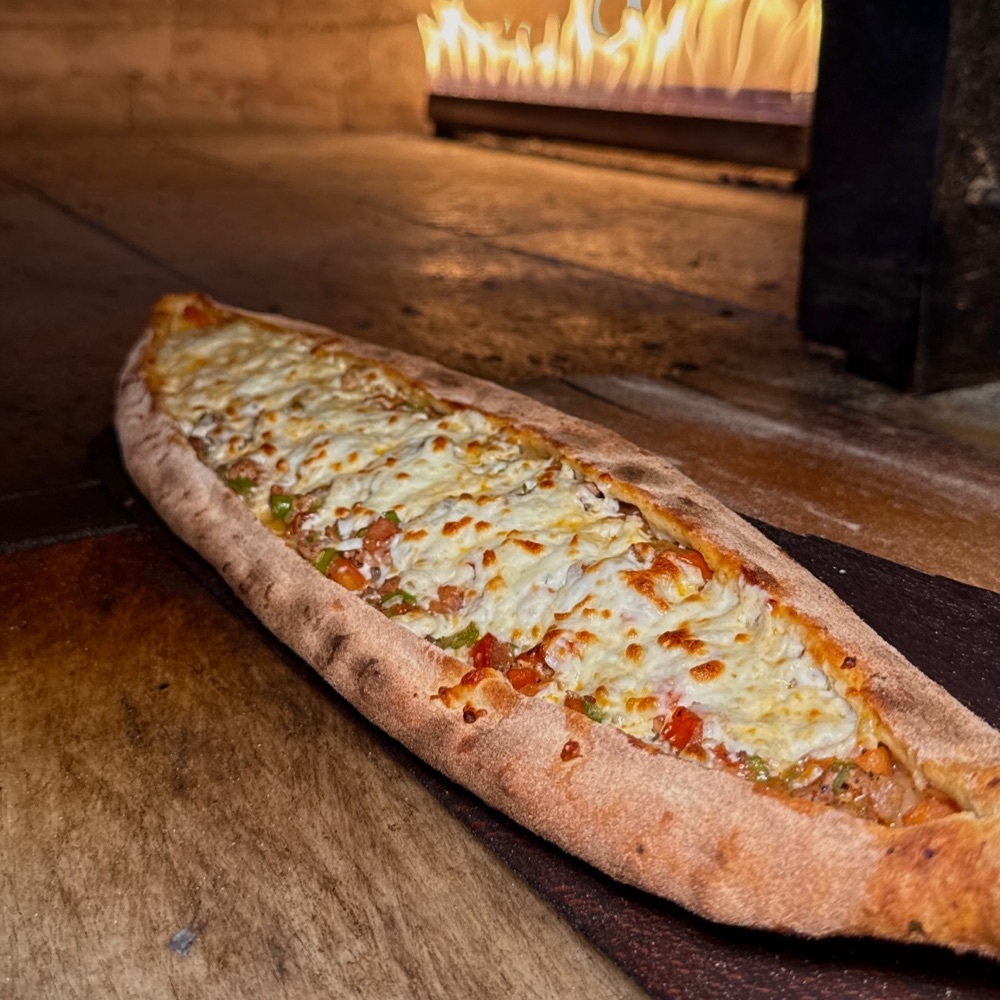 Kıymalı Kaşarlı Pide
