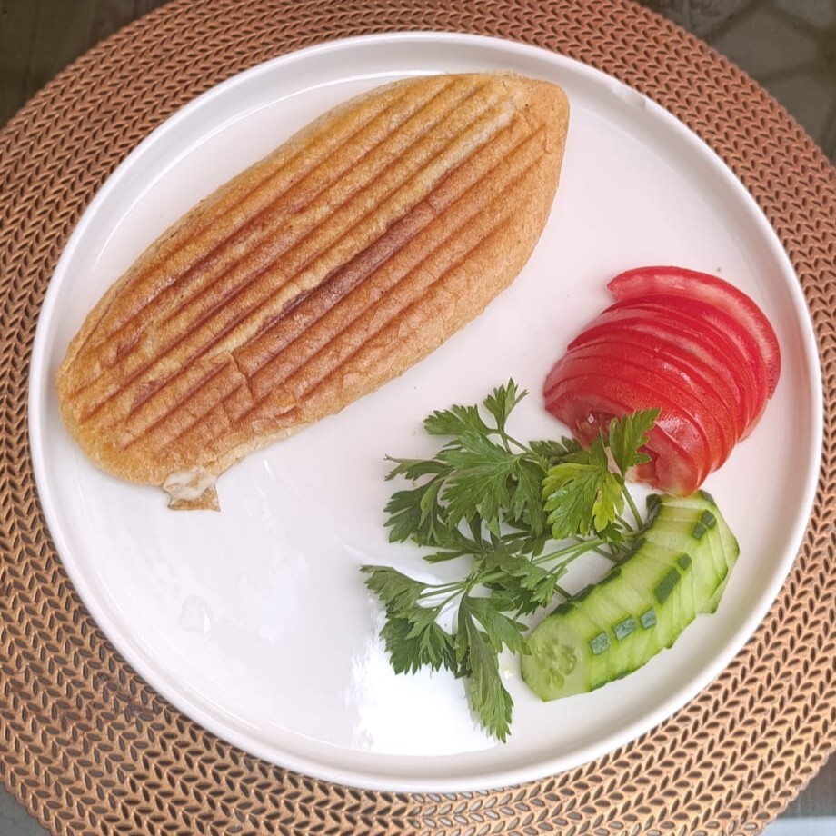 Domatesli Peynirli Tost