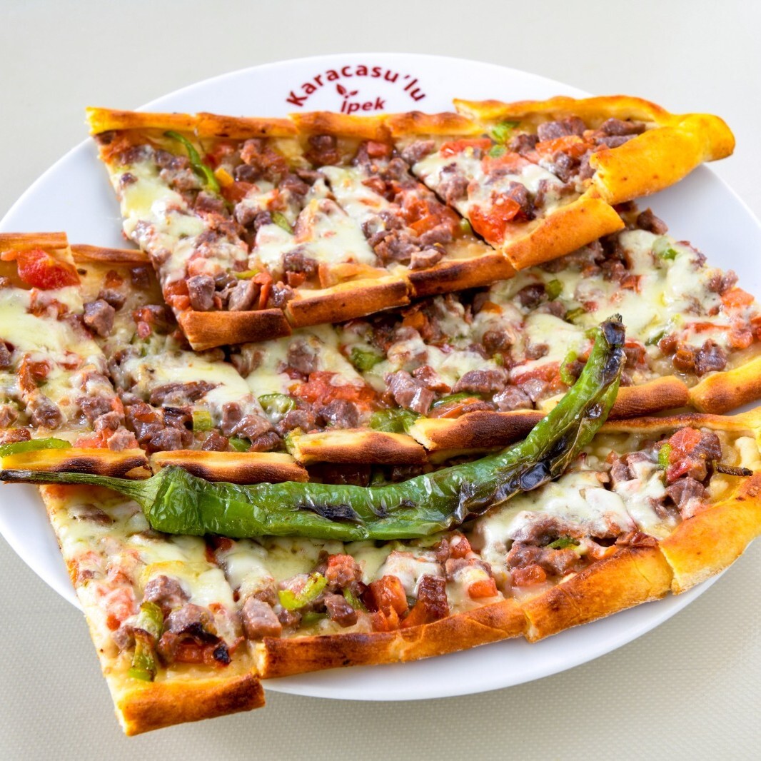 Kuşbaşılı Kaşarlı Pide