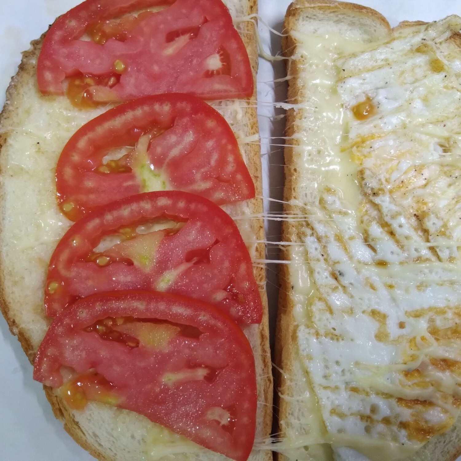 Ayvalık Ekmeğine Beyaz Peynirli Domatesli Tost