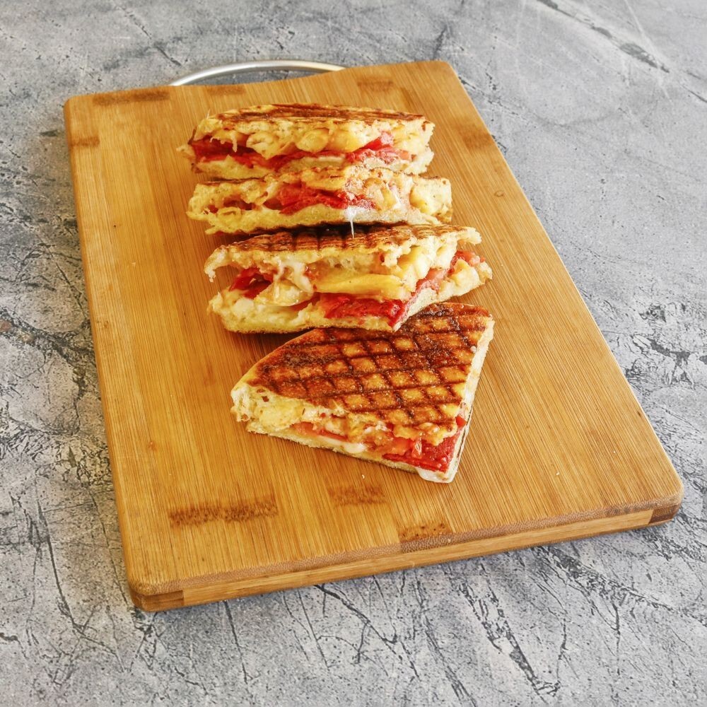 Kavurma Kaşarlı Bazlama Tost+ Kutu Coca Cola %10 İndirimli (330 ml.)