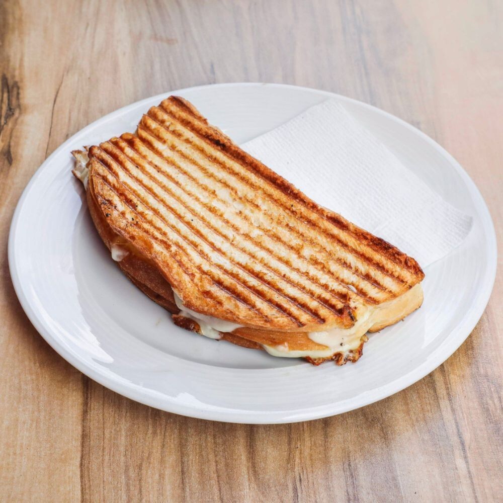 Ayvalık Ekmeğine Kaşarlı Sucuklu Tost