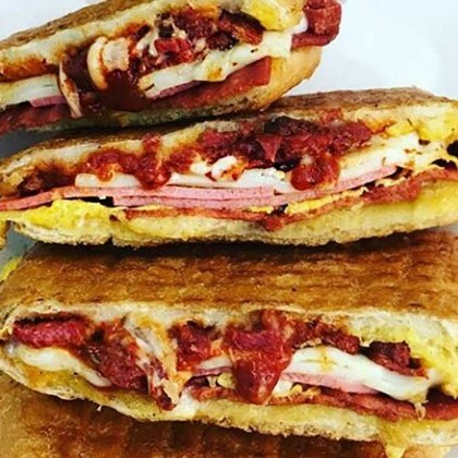 Bütün Ekmek Sucuklu Yumurtalı Sanayi Tost