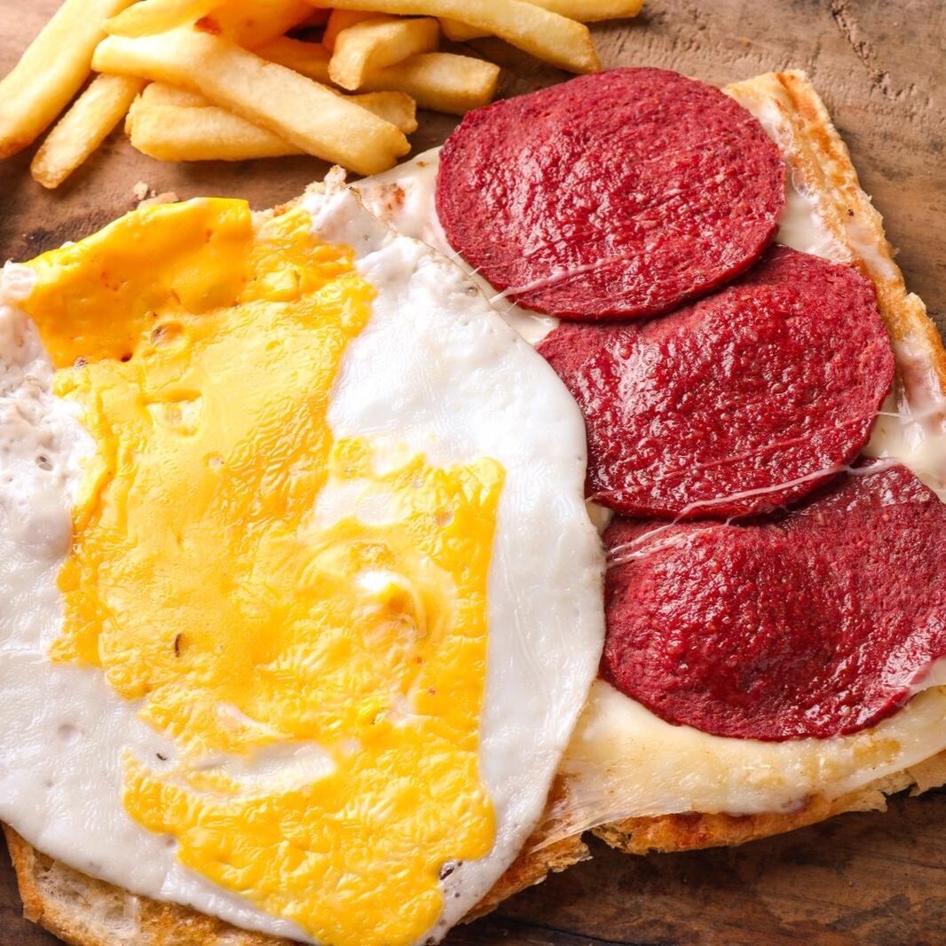 Y.Ekmeğe Yumurtalı Sucuklu Kaşarlı Tost