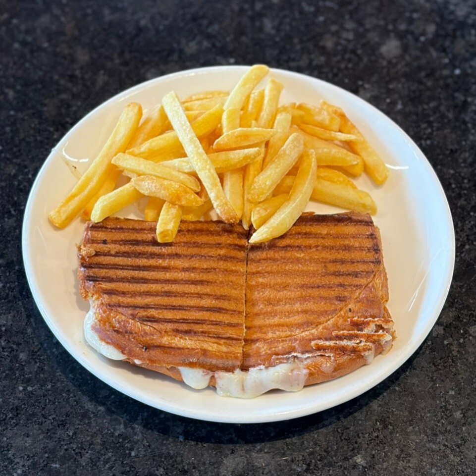 Eritme Peynirli Tost