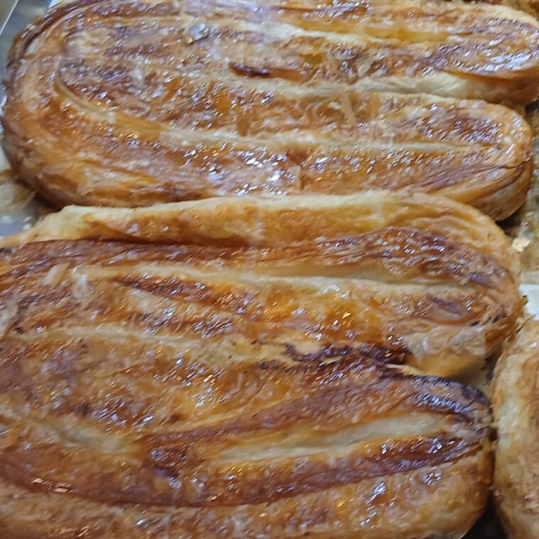 PEYNİRLİ KOL BÖREĞİ ( USTASINDAN BOL MALZEMELİ EL AÇMASI ) ( PİŞMİŞ ÜRÜN GRAMAJIDIR ) ( 1 KG )
