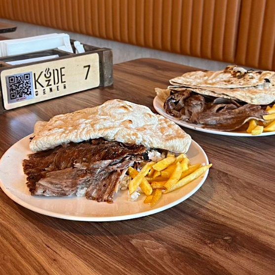 Pilav Üstü Et Döner Köz Ateşinde Özel Tereyağıyla İslenmiş Yaprak Et Döner & Coca-Cola (33 cl.)