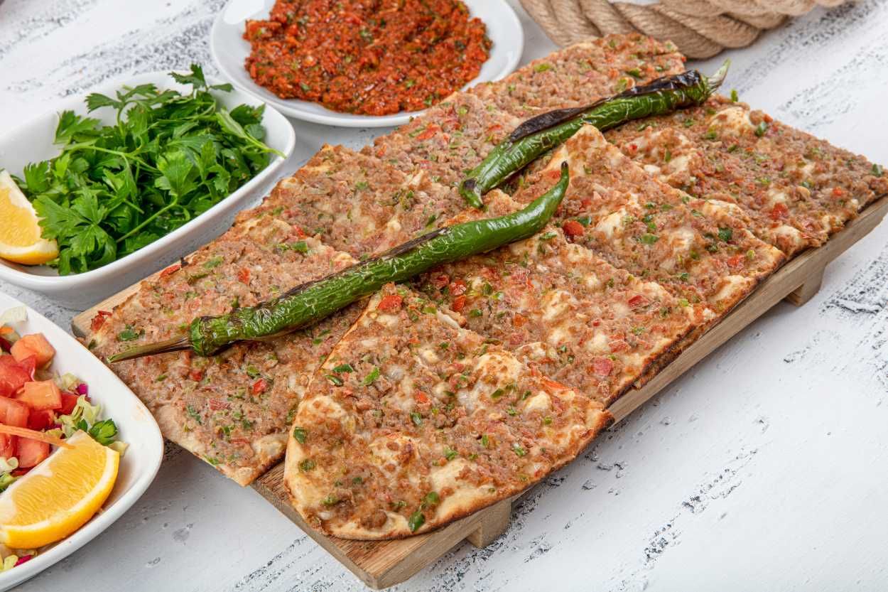 Etli Ekmek (Kıymalı) Pide