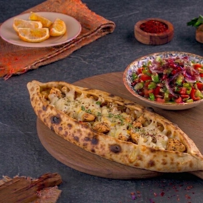 Tavuklu Kaşarlı Pide