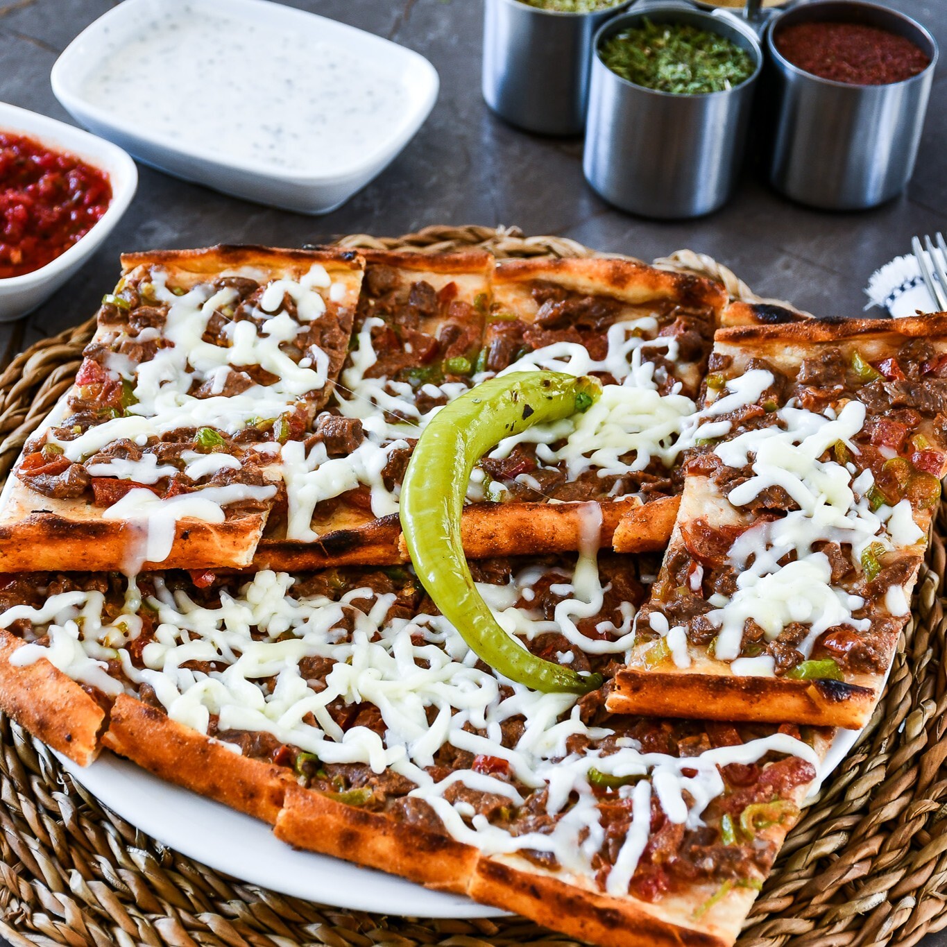 Kuşbaşılı Kaşarlı Pide
