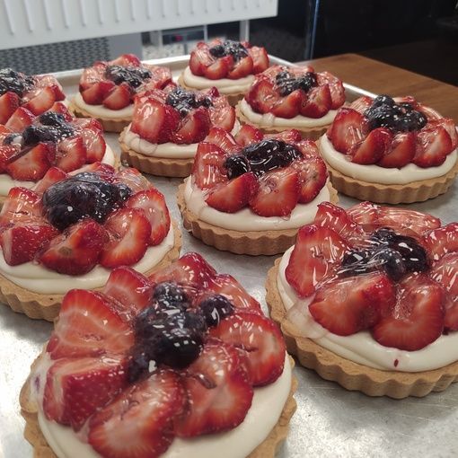 Çilekli Büyük Tart