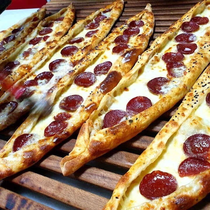 Kaşarlı Sucuklu Pide