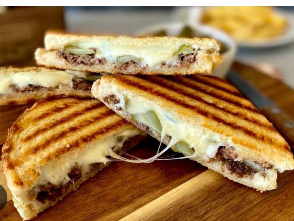 Kavurma Kaşar Tost