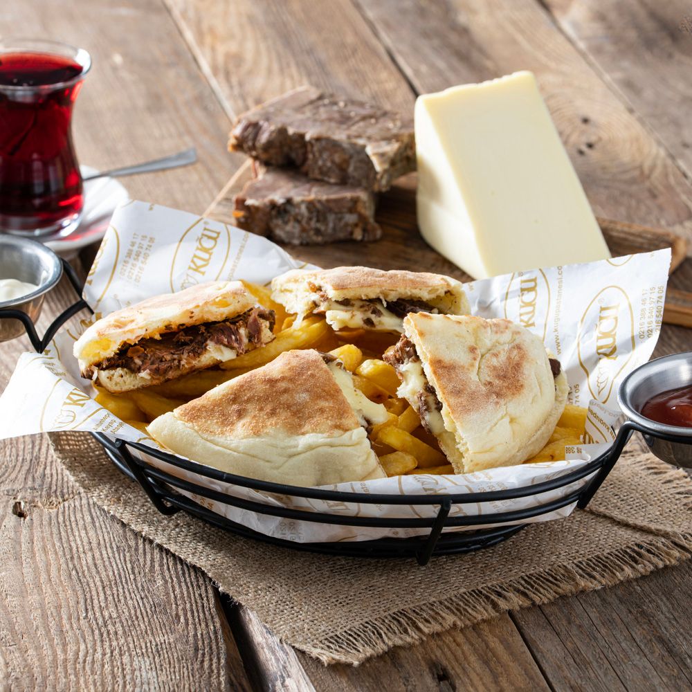 Bazlama Kavurmalı Kaşarlı Tost