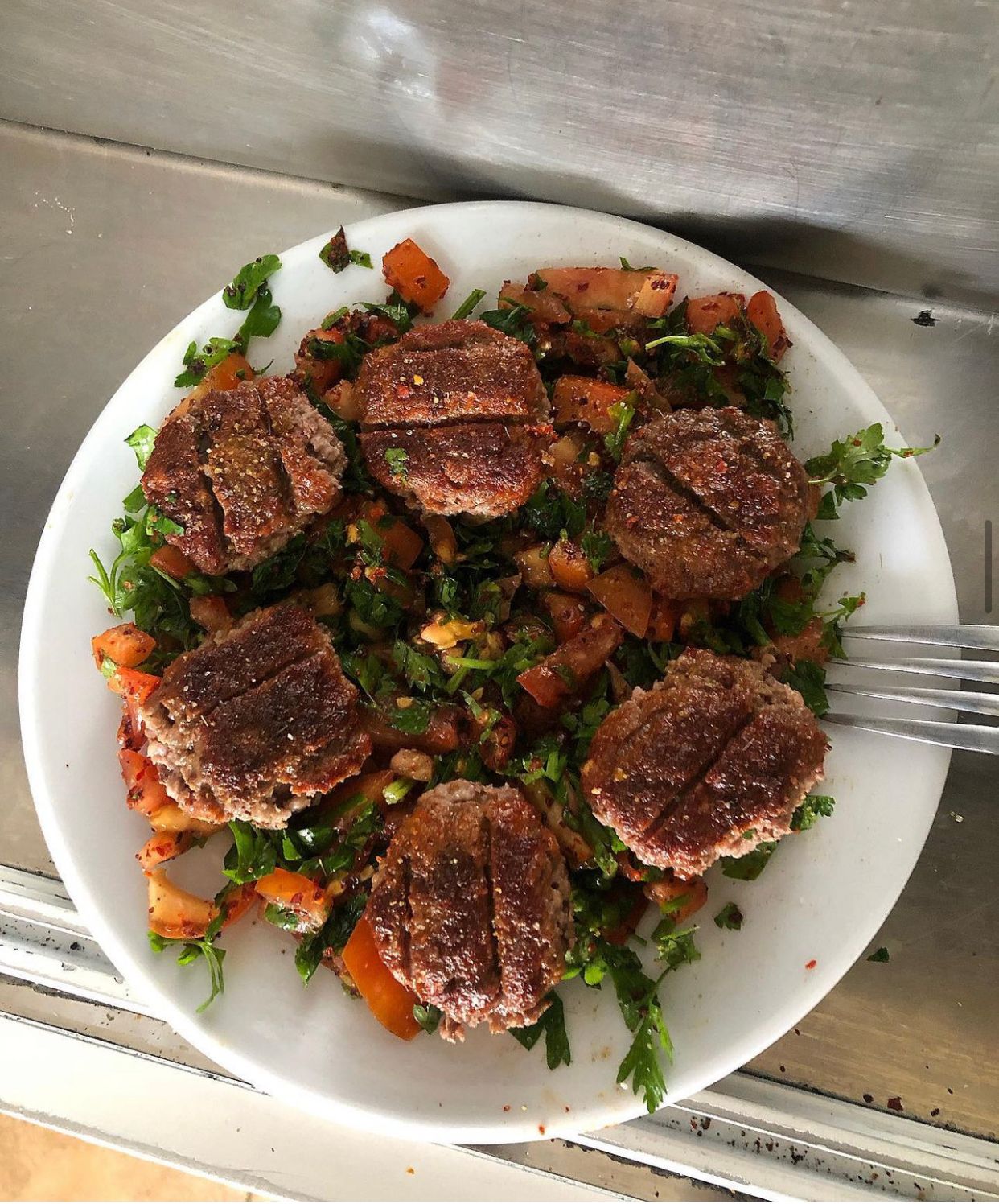 Köfte menü 175gr + Tablacı Salatası, Limon, Yeşillik, Biber ve Pide Ekmek