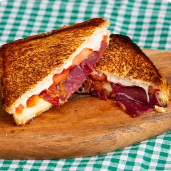 Cheddar Pastırmalı Tost